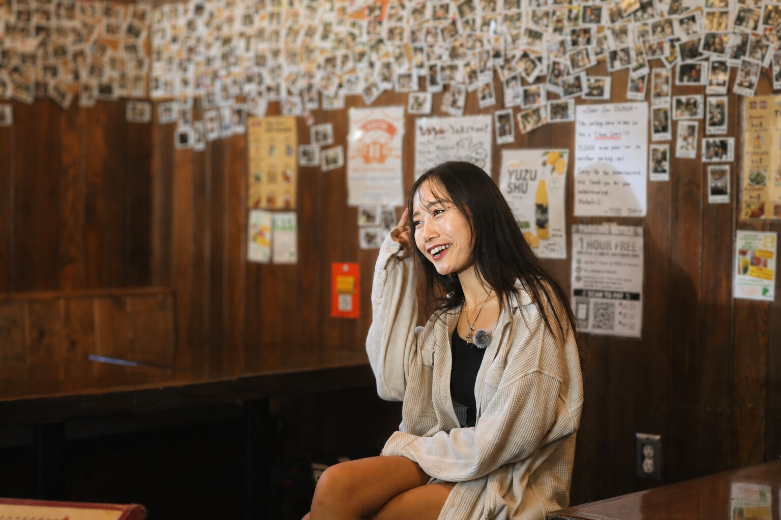 インタビュー中に自然な笑顔を見せるNatsuko Andoさん